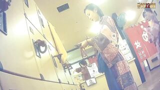 温泉洗浴中心女宾【换衣室洗浴间-2】内部真实偸拍，好多年轻嫩妹，各式各样大奶，翘臀性感的毛毛不知不觉，J8都看硬了