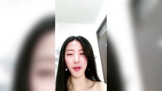 甜甜的蜜【裸舞-下篇】啊啊啊~每个主人舔舔小欣的阴蒂，尿道也要舔啦，给我舔干净逼里的淫水。我躺着尿的，快接着我淫荡的尿尿，骚逼的尿尿！