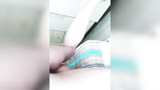 给小娘们上大邢，逼逼奶子电击玩弄神魂颠倒，玩的她高潮不断，口交大鸡巴，草了骚逼草菊花，舔着蛋蛋撸射
