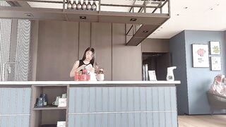 肉弹冲击台湾风韵爆乳尤物【嫚嫚 】真实咖啡女店员，主动搭讪男顾客，带回酒店激战，爆射巨乳新鲜牛奶汁