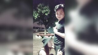 胆子真大啊，晚上风骚的少妇为了满足狼友，在户外露出口交，舔胸，回到车里深喉啪啪车震，淫荡刺激