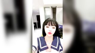 胸前有个发财花臂纹身，红唇妖艳美女，极品美乳粉穴，情趣装露奶浴室洗澡，双跳蛋震动微毛肥穴，一个塞入一个震阴蒂