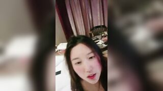 被男友操的心花怒放的【小骚货-中篇】笑着很开心，酒店后入长发锥子奶妹妹，多角度拍摄，最后口爆一嘴