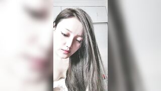 超骚的小妞又来了，露脸丝袜情趣舔鸡巴的样子能迷死人真刺激，让小哥无套爆草搞的骚逼淫水泛滥，精彩刺激