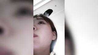 长相可爱的粉色丝袜妹子，粉色道具小海豹自慰阴道刺激阴蒂，掰开私处看粉穴