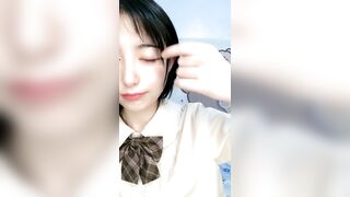 颜值区优质清纯系嫩妹玩大转盘，撩起短裙黑丝肥臀，没穿内裤超嫩小穴，小尺度诱惑，抬起双腿若隐若现，极度诱惑
