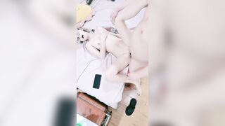鲍鱼很美的小少妇【下】让小哥在镜头前玩弄，高跟诱惑无毛白虎让大哥无套爆草骚穴，浪叫呻吟好骚啊还拿道具自己捅