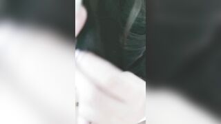 黑丝小姐姐：oo嗯嗯好爽啊，我今天要给他吃出来，我特别喜欢吃鸡巴，我不是故意的，打疼你蛋蛋了，他射了