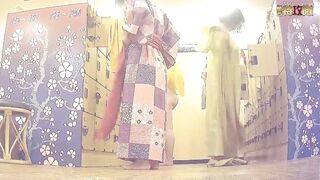 【专业女盗手】大众洗浴场真实偸拍女客【换衣室-下篇】内部春光，一屋子不穿衣服的女人，老中青都有隐私部位看个够