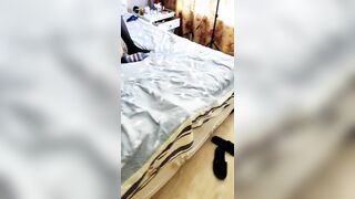 G奶骚妇【上篇】丝袜高跟情趣跟两个小哥激情3P，口交大鸡巴让小哥前插后入各种玩弄，无套直接内射中出叫的好骚啊