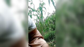 【剧情演绎】小少妇户外田间地头勾搭农民啪啪性爱，裤子都没脱掏出鸡巴来口交，站着后入爆草抽插浪荡呻吟不止