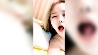 【小美女爱诱惑】超清纯萝莉萌妹全裸秀，揉捏小奶子无毛逼逼，近距离掰穴洞洞很小，跪在沙发上翘起屁股扭动