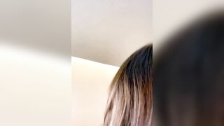 【小美女爱诱惑】超清纯萝莉萌妹全裸秀，揉捏小奶子无毛逼逼，近距离掰穴洞洞很小，跪在沙发上翘起屁股扭动