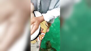 【户外勾引】老板娘周日大清早【上篇】户外勾引个骑三轮车，卖辣椒老大爷，打野战，这逼舔得爽死了大爷