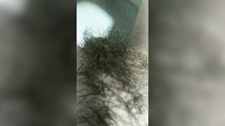 【艺校猫系女友】阳光洒在嫩穴上，大学生的寂寞暑假生活，粉穴中尿液喷射，自慰淫水，菊花特写看个够