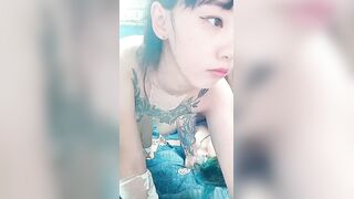 两个渣女小学妹【下篇】跟社会大哥激情3P，全程露脸性感纹身让大哥轮着草，后入爆草抽插呻吟可射，精彩不要错过刺激