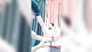 人妻的诱惑【上篇】全程露脸先自慰再玩SM，逼毛整的好有型，吊起来电击逼逼和奶子爽的直颤抖，风油精刺激高潮