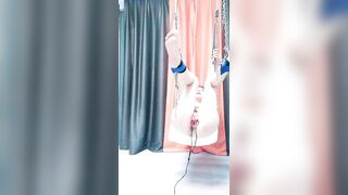 人妻的诱惑【上篇】全程露脸先自慰再玩SM，逼毛整的好有型，吊起来电击逼逼和奶子爽的直颤抖，风油精刺激高潮