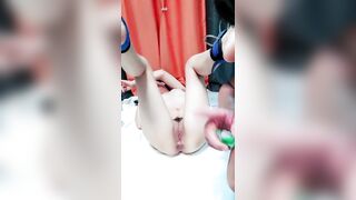 人妻的诱惑【中篇】全程露脸先自慰再玩SM，逼毛整的好有型，吊起来电击逼逼和奶子爽的直颤抖，风油精刺激高潮