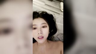 冷艳颜值女神被炮友各种操【下篇】近距离特写舔蛋，爸爸用大JB插我，淫语骚话娇喘不断，对着镜头进进出出猛操