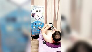 勾引按摩店骚技师激情啪啪，让小骚逼给口交大鸡巴还给她录像，吃她奶子抠她逼，各种爆草抽插还让她打电话