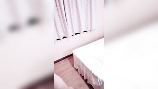 墨镜老哥约00后萌妹【上篇】开操激情3P摄影小哥，年龄不大挺会玩，足交调情正入抽插揉奶子，后入抽插前面口交