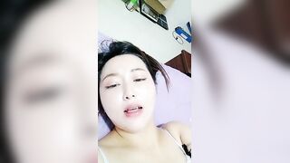娇羞小姐姐露脸颜值好高，情趣内衣诱惑跟大哥深夜激情啪啪，无套爆草抽插让大哥射在嘴边舔精液吃不要错过