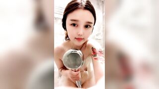 小美女爱诱惑清纯萌妹为赚钱居家全裸秀，厕所尿尿洗澡湿身诱惑