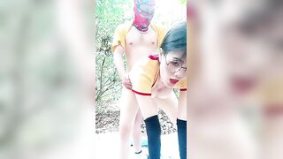 带婊妹去户外激情啪啪【Park3】全程露脸深喉大鸡巴，卡在树上疯狂输出浪荡呻吟，地上主动上位抽插揉捏骚奶子刺激
