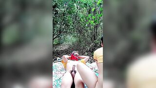 带婊妹去户外激情啪啪【Park4】全程露脸深喉大鸡巴，卡在树上疯狂输出浪荡呻吟，地上主动上位抽插揉捏骚奶子刺激