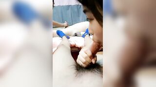 技校19小妹和风骚老阿姨跟两个大哥玩4P【上篇】全程露脸丝袜情趣被两大哥捆起来一起草嘴，各种蹂躏玩逼吃奶抽插
