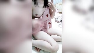 新来的良家小美女露脸出境，听狼友指挥脱光衣服一边揉着奶子一边自慰骚穴呻吟，清纯的模样看着真带劲刺激