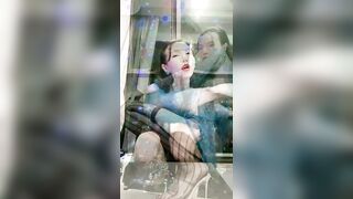 极度淫骚红唇御姐【上篇】暴力自慰大尺度秀，拿出三根假屌展示深喉，从下往上视角扭动屁股，双指夹逼玻璃棒整根插入