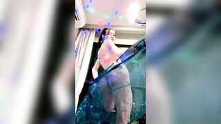 极度淫骚红唇御姐【上篇】暴力自慰大尺度秀，拿出三根假屌展示深喉，从下往上视角扭动屁股，双指夹逼玻璃棒整根插入