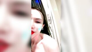 极度淫骚红唇御姐【上篇】暴力自慰大尺度秀，拿出三根假屌展示深喉，从下往上视角扭动屁股，双指夹逼玻璃棒整根插入