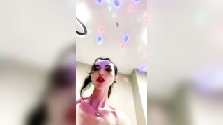 极度淫骚红唇御姐【下篇】暴力自慰大尺度秀，拿出三根假屌展示深喉，从下往上视角扭动屁股，双指夹逼玻璃棒整根插入