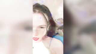 极度淫骚红唇御姐【下篇】暴力自慰大尺度秀，拿出三根假屌展示深喉，从下往上视角扭动屁股，双指夹逼玻璃棒整根插入