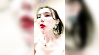 极度淫骚红唇御姐【下篇】暴力自慰大尺度秀，拿出三根假屌展示深喉，从下往上视角扭动屁股，双指夹逼玻璃棒整根插入