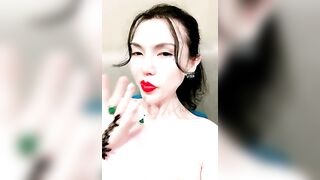 极度淫骚红唇御姐【下篇】暴力自慰大尺度秀，拿出三根假屌展示深喉，从下往上视角扭动屁股，双指夹逼玻璃棒整根插入