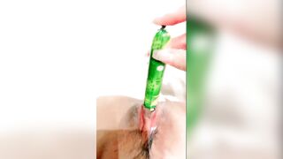 极度骚女卫生间地上大尺度暴力自慰，逼上抹牛奶火腿肠抽插，翘起屁股道具爆菊花，上位骑坐套弄非常淫荡