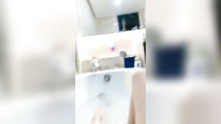 极骚小姐姐护士帽浴缸里大尺度自慰，假屌放浴缸里上位骑坐，特写圆润屁股套弄，张开双腿快速暴力抽插