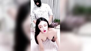 深夜黑丝小猫【下篇】露脸勾搭外卖小哥激情啪啪，口交大鸡巴颜值不错性感的骚奶子，各种抽插浪叫不止逼逼弄的好湿