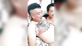 真实母女和爸爸粉丝网友一块淫乱4P，女儿长得真不错，明星颜值可惜了
