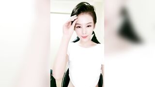 短发酷酷中性小姐姐腰细大长腿自慰秀，撩起衣服揉捏奶子，张开双腿掰穴特写，玻璃棒黄瓜进进出出抽插