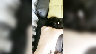 纹身少女跟两个小哥哥玩3P【上篇】露脸被小哥在床上各种抽插爆草玩弄骚穴，口交大鸡巴把自己都累换了还不被放过