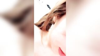 美女落九川清纯系活力少女，说话嗲嗲大秀给你们看，撩下内衣白嫩奶子拨弄奶头，特写玻璃棒抽插小穴
