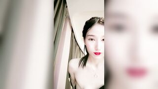 超清纯翘臀美穴小姐姐今天独自一人诱惑，没穿内裤翘起屁股露逼，揉捏奶子表情淫荡，站立对着镜头掰开屁股