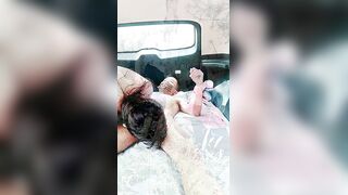 送小姨子回家的路上车上把她草了，激情户外口交大鸡巴回到车上扒光了干她， 叫的好骚主动上位大奶子乱晃