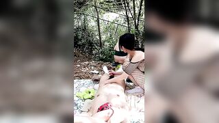 风和日丽小伙户外激情双飞【中篇】全程露脸丝袜情趣装口交大鸡巴，轮草两女大鸡巴好累，淫声荡语不断，精彩刺激