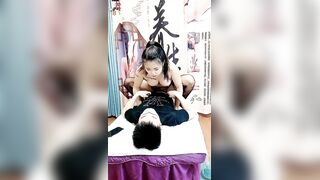 骚技师勾搭男客户，床上按摩黑丝情趣撩起衣服漏出奶子调戏小哥的大鸡巴，床上激情抽插草的好猛让小哥射一逼